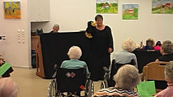Barbara Metzdorf und ihr Begleiter im Otto-Hue-Haus