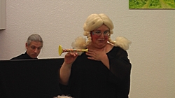 Barbara Metzdorf und ihr Begleiter im Otto-Hue-Haus