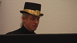 und ihr Begleiter im Otto-Hue-Haus