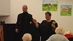 Barbara Metzdorf und ihr Begleiter im Otto-Hue-Haus